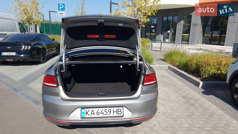 Седан Volkswagen Passat 2016 в Києві