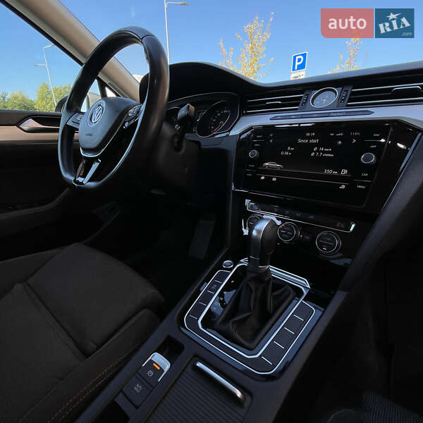 Седан Volkswagen Passat 2016 в Києві