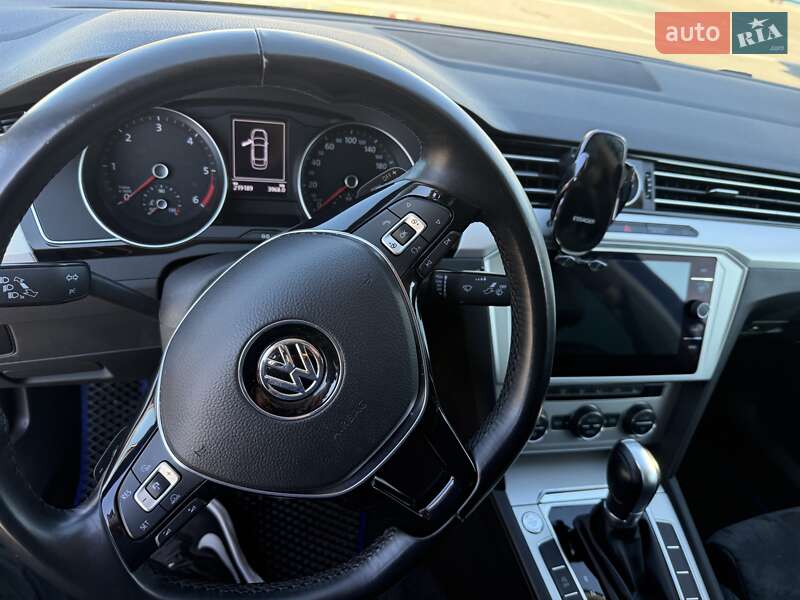 Седан Volkswagen Passat 2018 в Львове