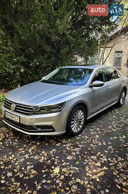 Седан Volkswagen Passat 2016 в Києві