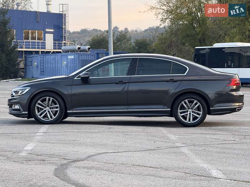 Седан Volkswagen Passat 2018 в Чернівцях