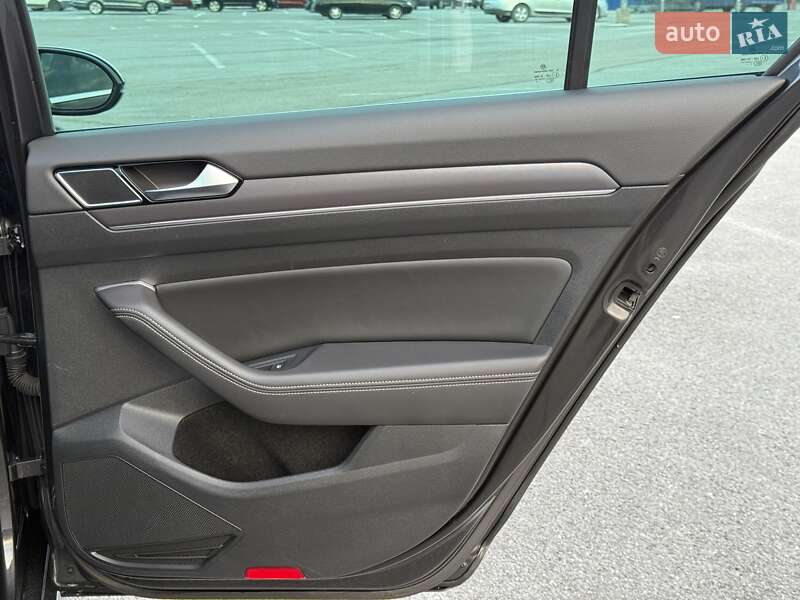 Седан Volkswagen Passat 2018 в Чернівцях