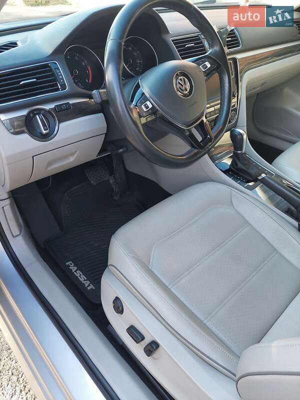 Седан Volkswagen Passat 2016 в Івано-Франківську