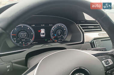Седан Volkswagen Passat 2015 в  фото 15 Седан Volkswagen Passat 2015 в
