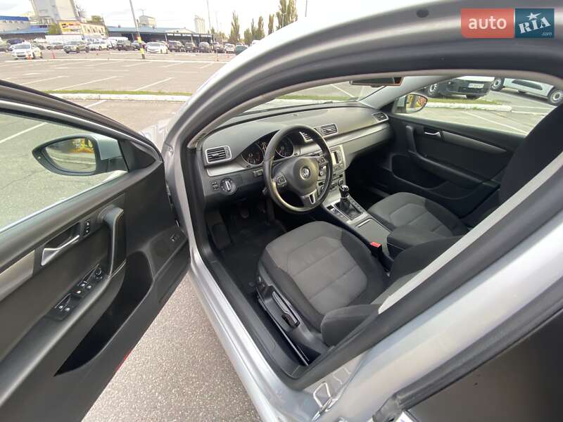 Седан Volkswagen Passat 2012 в Києві