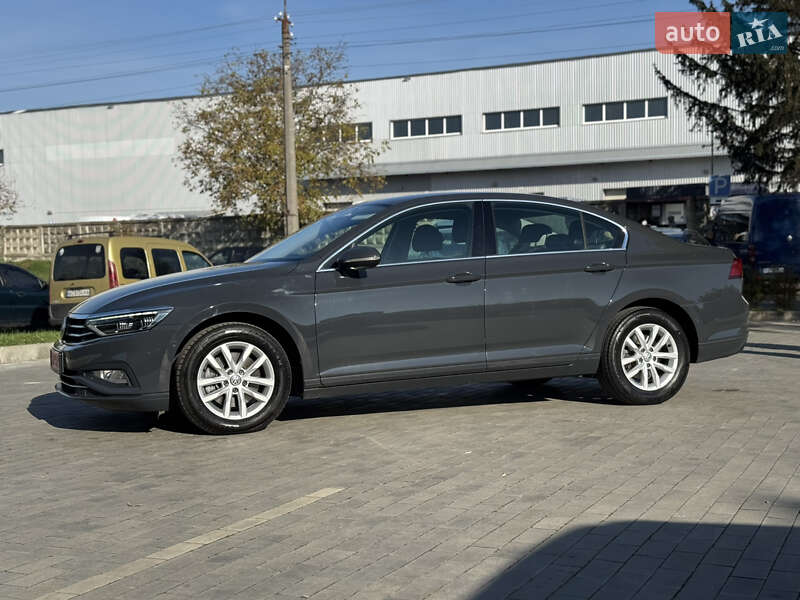 Седан Volkswagen Passat 2020 в Луцке