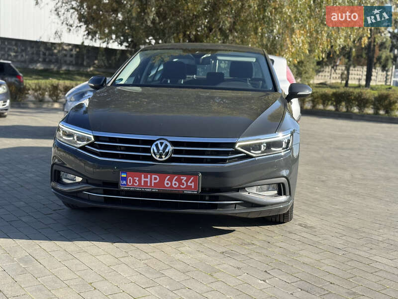 Седан Volkswagen Passat 2020 в Луцке