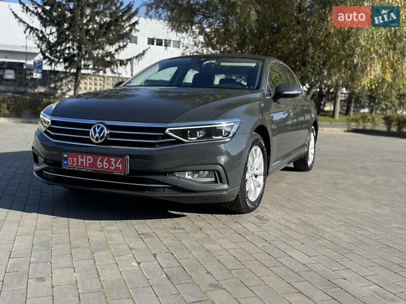 Седан Volkswagen Passat 2020 в Луцке