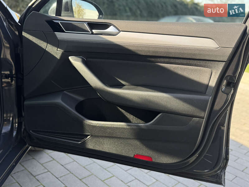 Седан Volkswagen Passat 2020 в Луцке