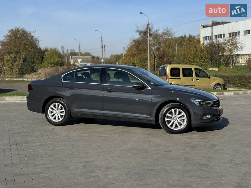 Седан Volkswagen Passat 2020 в Луцке