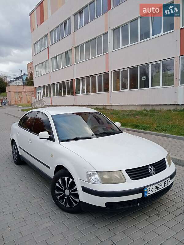 Седан Volkswagen Passat 1999 в Рівному