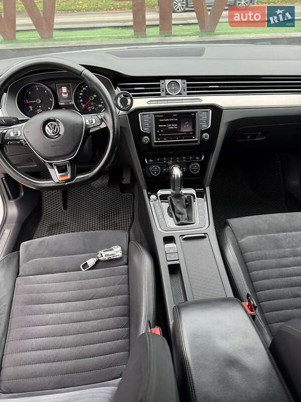 Седан Volkswagen Passat 2015 в Ужгороде