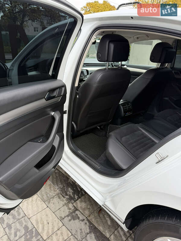 Седан Volkswagen Passat 2015 в Ужгороде
