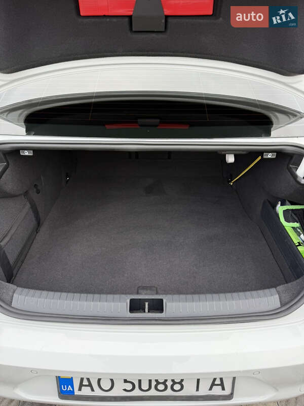 Седан Volkswagen Passat 2015 в Ужгороде