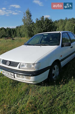 Седан Volkswagen Passat 1994 в Лугинах