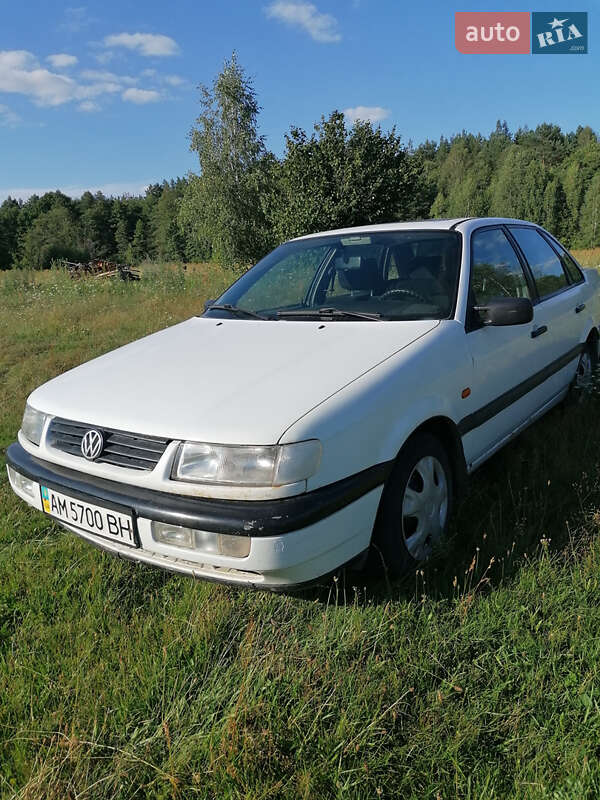 Седан Volkswagen Passat 1994 в Лугинах