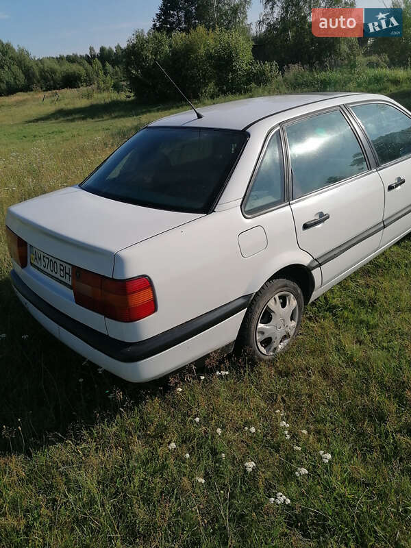Седан Volkswagen Passat 1994 в Лугинах