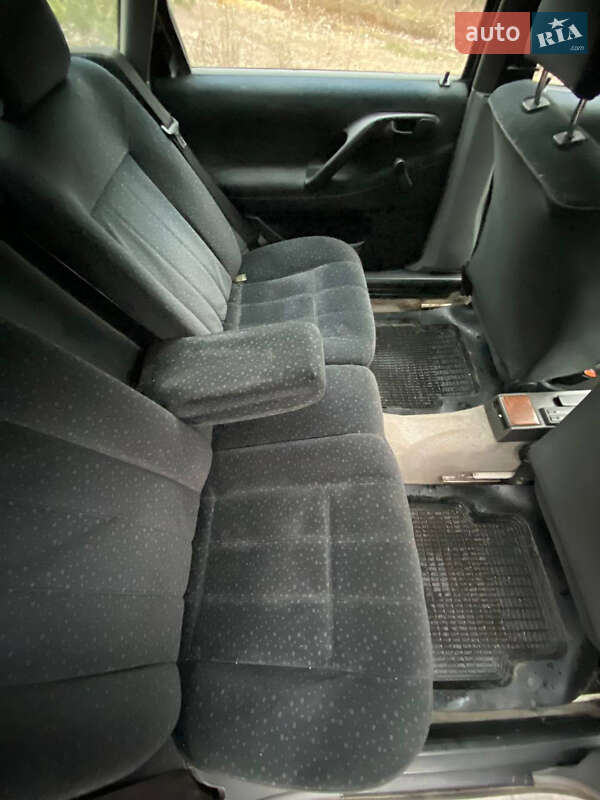 Седан Volkswagen Passat 1994 в Лугинах