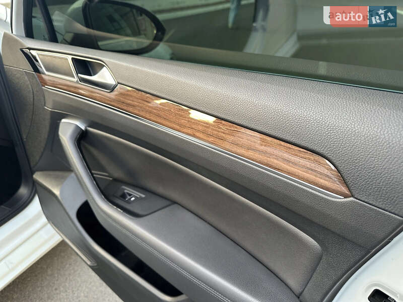 Седан Volkswagen Passat 2016 в Одессе