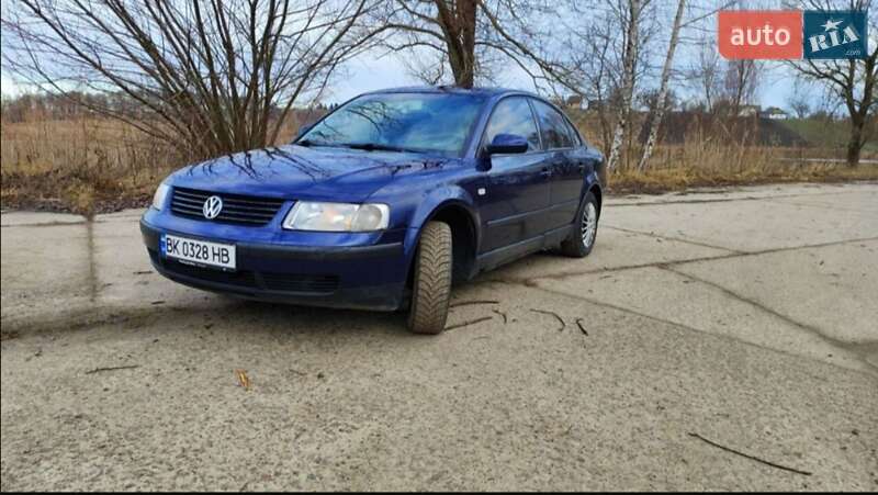 Седан Volkswagen Passat 2000 в Остроге