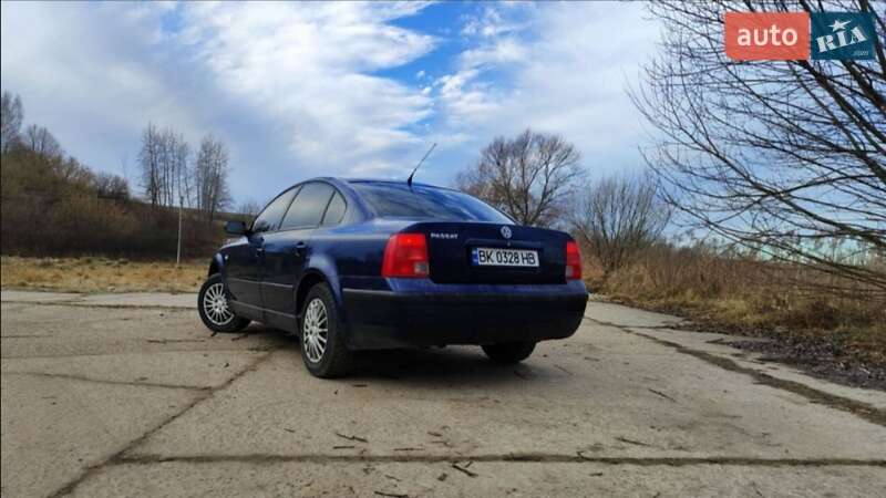 Седан Volkswagen Passat 2000 в Остроге