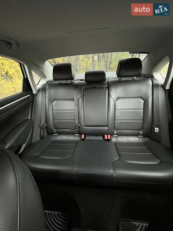 Седан Volkswagen Passat 2016 в Киеве