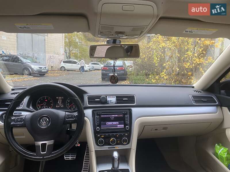 Седан Volkswagen Passat 2012 в Киеве