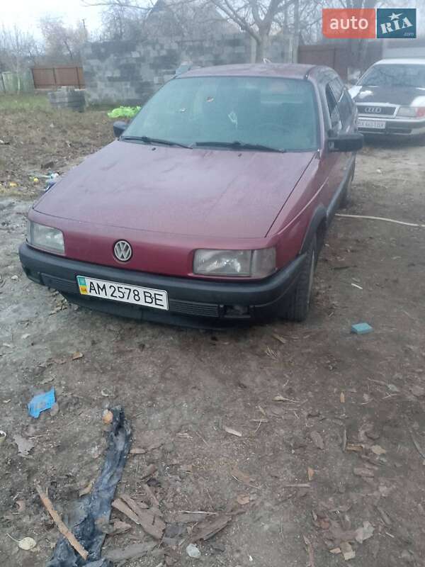 Седан Volkswagen Passat 1990 в Корнине