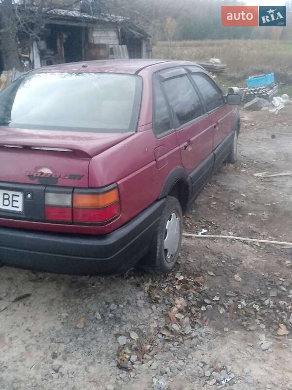 Седан Volkswagen Passat 1990 в Корнине