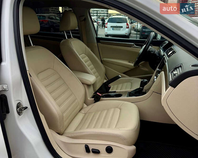 Седан Volkswagen Passat 2012 в Киеве