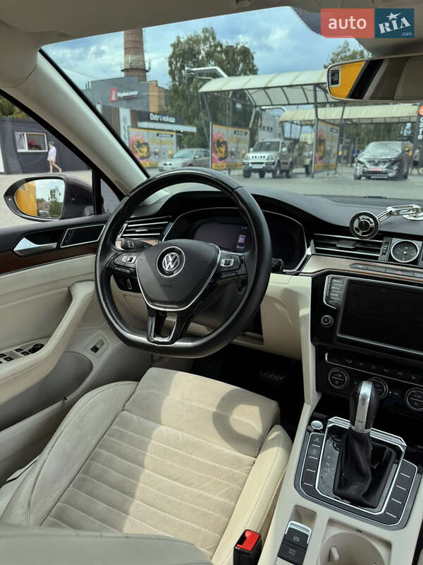 Седан Volkswagen Passat 2015 в Черновцах