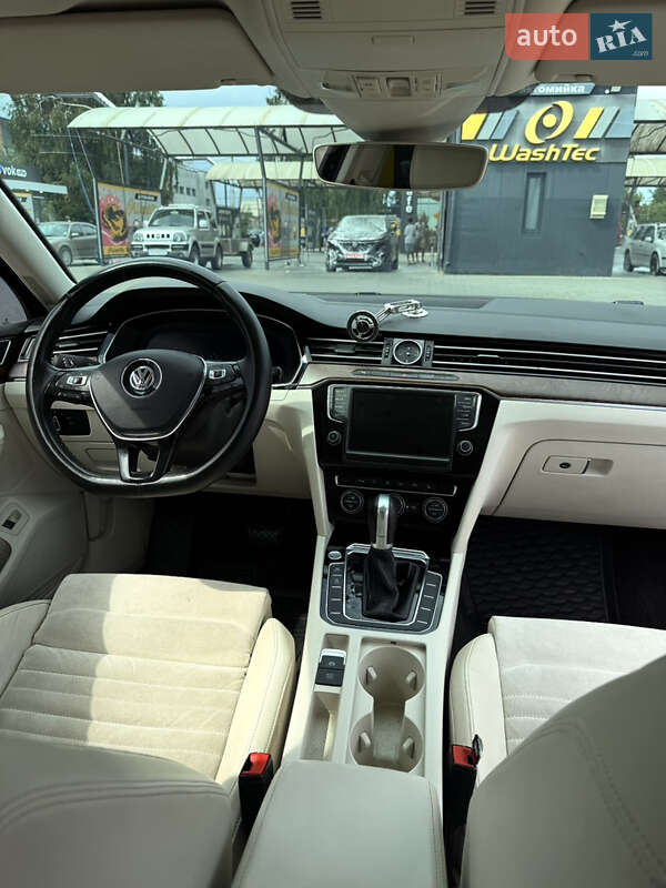 Седан Volkswagen Passat 2015 в Черновцах