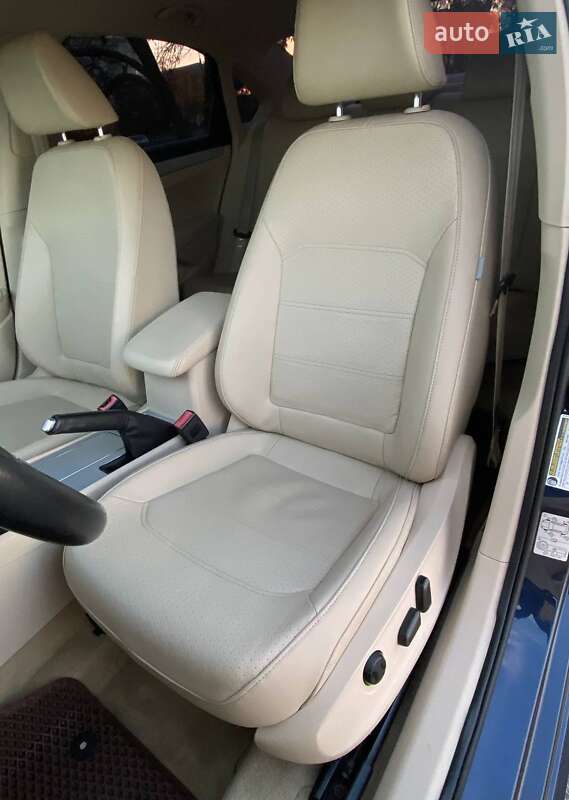 Седан Volkswagen Passat 2012 в Днепре