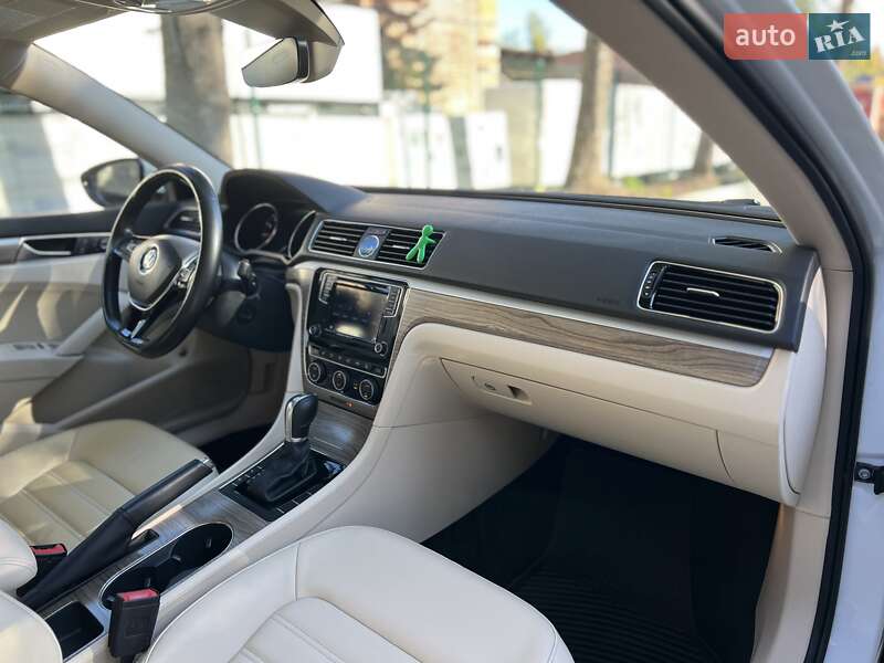 Седан Volkswagen Passat 2017 в Львове