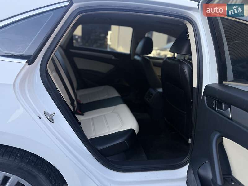 Седан Volkswagen Passat 2015 в Львові
