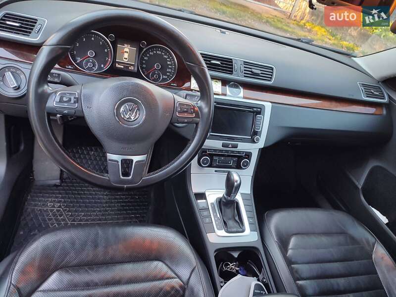 Седан Volkswagen Passat 2011 в Черновцах