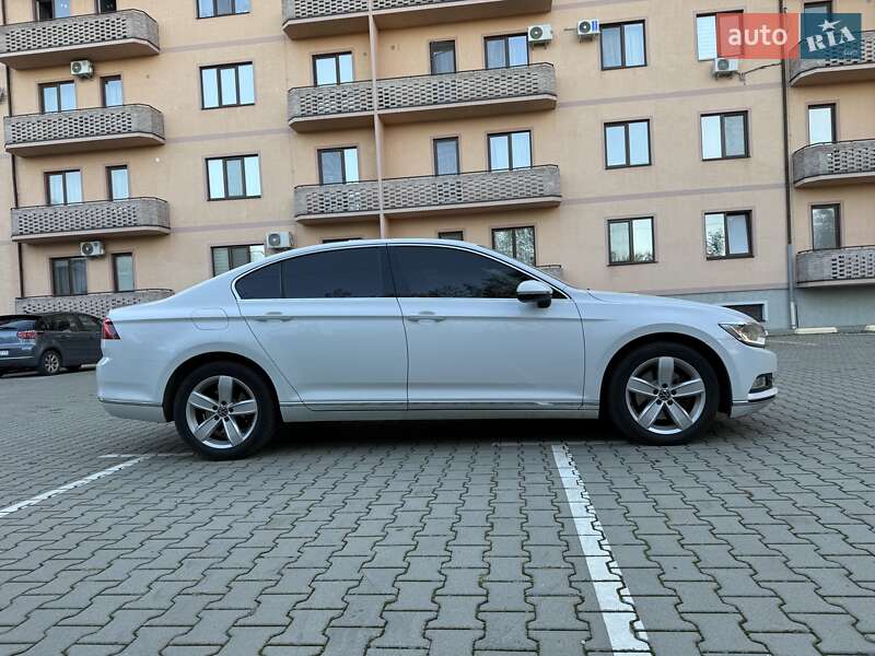 Седан Volkswagen Passat 2015 в Ужгороді