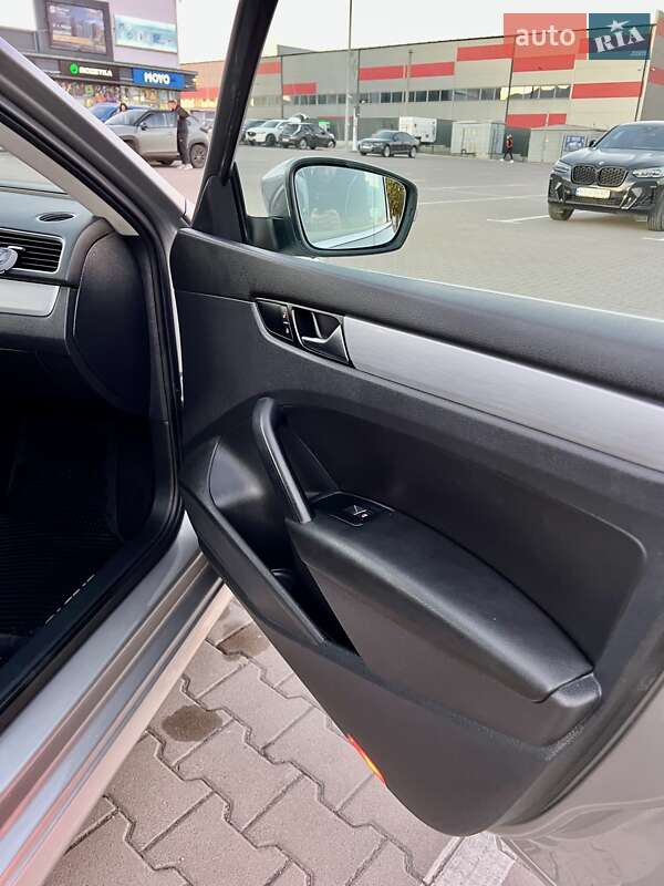 Седан Volkswagen Passat 2012 в Софиевской Борщаговке