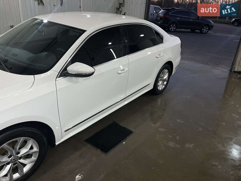 Седан Volkswagen Passat 2016 в Житомире