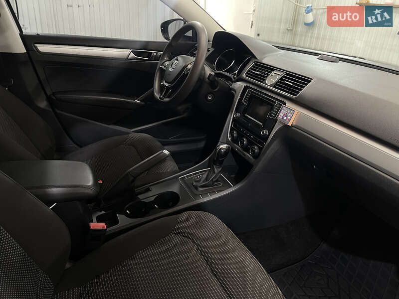 Седан Volkswagen Passat 2016 в Житомире