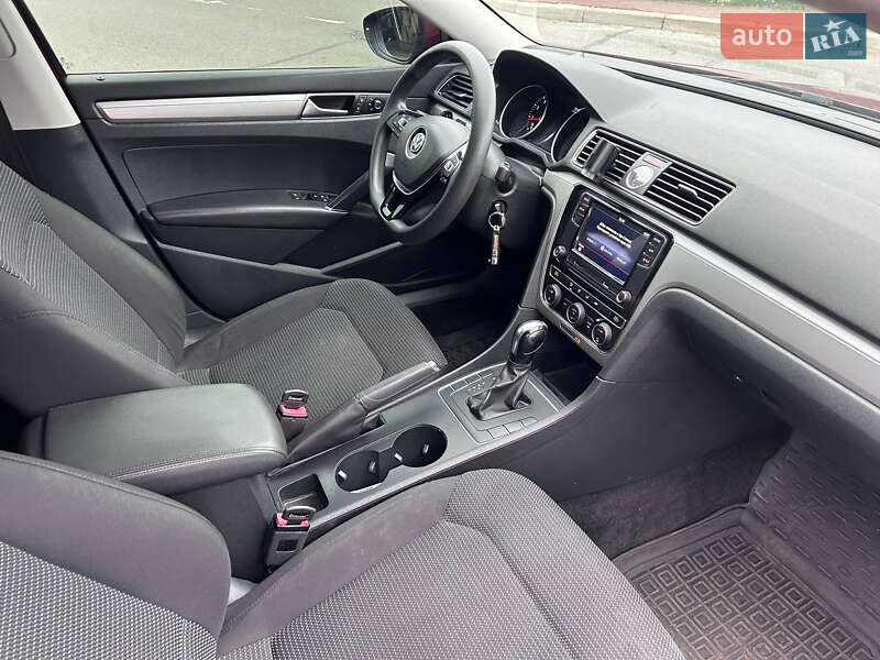 Седан Volkswagen Passat 2016 в Киеве