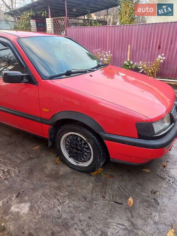 Седан Volkswagen Passat 1995 в Глухове