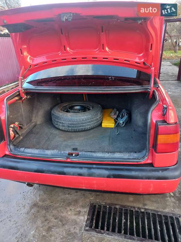 Седан Volkswagen Passat 1995 в Глухове