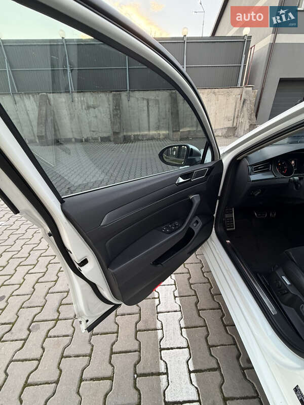 Седан Volkswagen Passat 2017 в Ивано-Франковске