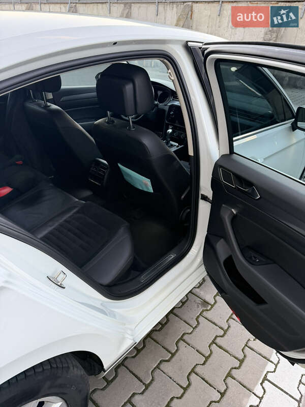 Седан Volkswagen Passat 2017 в Ивано-Франковске