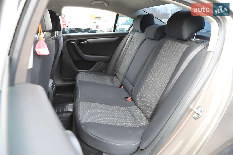 Седан Volkswagen Passat 2011 в Харькове