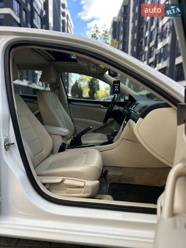 Седан Volkswagen Passat 2014 в Ивано-Франковске