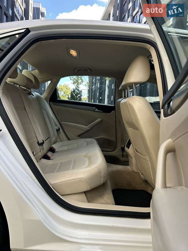 Седан Volkswagen Passat 2014 в Ивано-Франковске