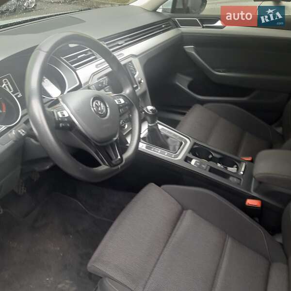 Универсал Volkswagen Passat 2016 в Киеве