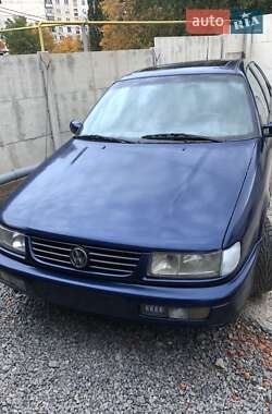 Седан Volkswagen Passat 1993 в Харькове